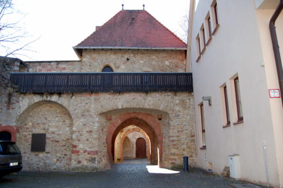 Urhaber: https://de.wikipedia.org/wiki/Datei:Festung_Ruesselsheim_03.JPG
