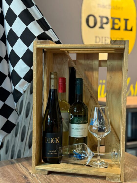 WINE-halle_Kiste WINE-halle Rüsselsheim Weinlounge Weinprobierstand Wein Speisen Flammkuchen Pizza Bier